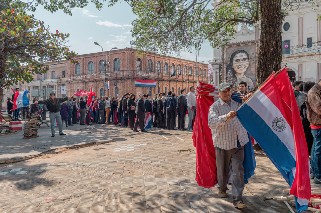 Banderas paraguayas ondean en las calles de Asunción, Paraguay el día de la investidura del Presidente Mario Abdo Benítez, 15 de agosto de 2018. (Oficina Presidencial de Taiwan / CC BY 2.0 DEED)