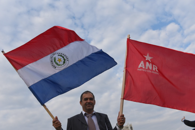 Las banderas de Paraguay y del Partido Colorado, ondeando el día de la investidura del Presidente Mario Abdo Benítez, el 15 de agosto de 2018. (Oficina Presidencial de Taiwán / Flickr / CC BY 2.0 DEED)