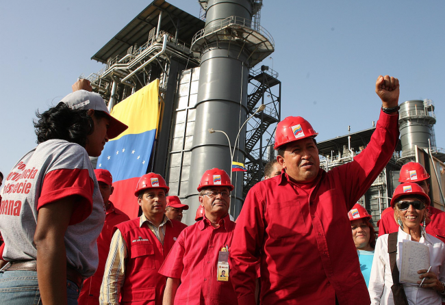 President Hugo Chávez with PDVSA officials, 2007. (Karel Fuentes / CC0 1.0)
