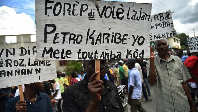 PetroCaribe Challenge protestors in Haiti, taken on August 19, 2018 (Medyalokal/Wikimedia Commons).