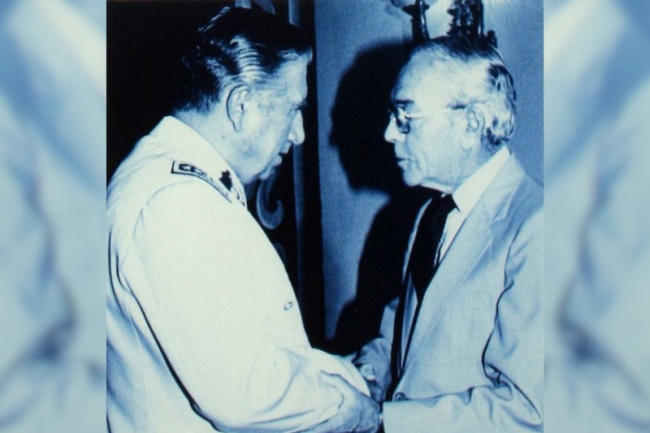 General Augusto Pinochet greets Enrique Ortúzar, president of the commission that created the 1980 Constitution. (Memoria Chilena / Biblioteca Nacional de Chile)