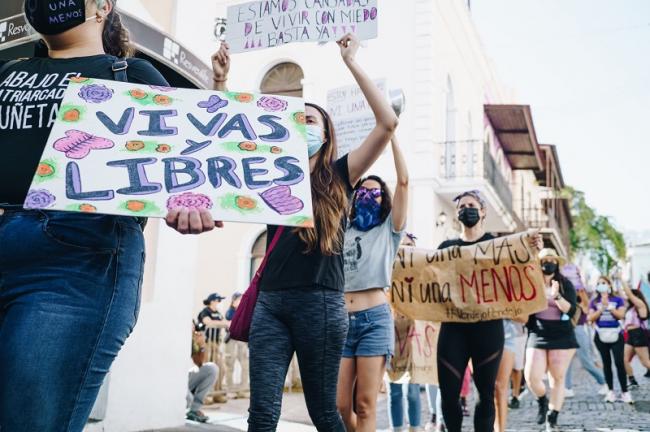 Protesters carry signs during the plantón or sit-in in San Juan, May 3, 2021. (María B. Robles López)