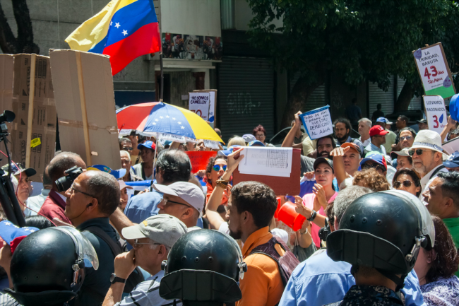Demonstrators protest water shortages outside the headquarters of Hidrocapital, a state company that administers water services in the Capital District and the states of Miranda and Vargas, August 4, 2018. (Sergio González)