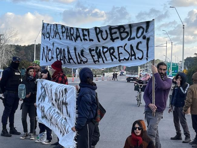 Protestors in Montevideo, who say the country's water shortage is caused by the expansion of agro-industries, hold up a sign reading "Agua para el pueblo! No para las empresas!" (Water for the people! Not for the companies!). (Grace Livingstone)