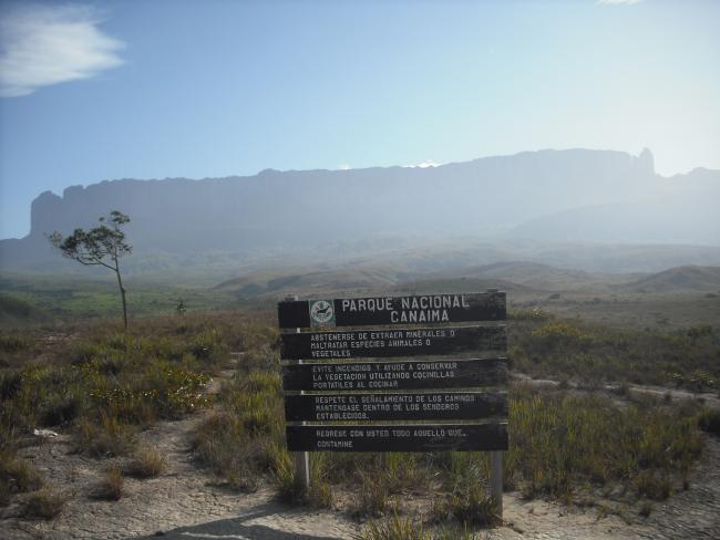 National Park signpost near Kumarakapay in the Gran Sabana, taken in 2015 (photo by Luis Angosto-Ferrández).