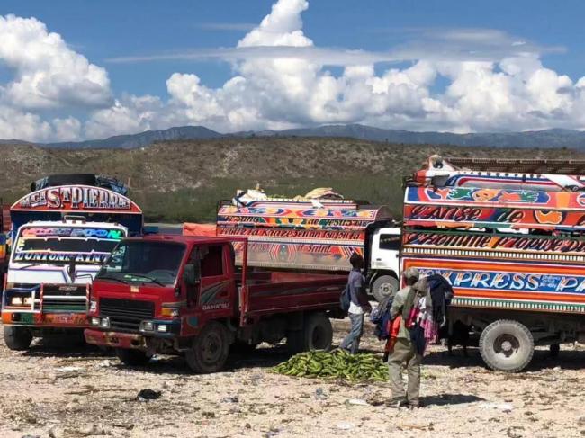 Haitian vendors and taptaps (trucks) in the Dominican Republic (Kendall Medford)