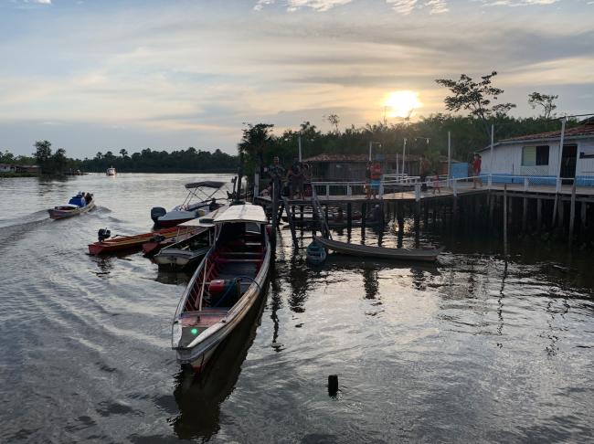 O sol se põe quando cerca de 25 participantes da caravana de barcos partem para a cidade de Cametá após encontro com uma comunidade ribeirinha, 31 de janeiro de 2022. (Claudia Horn)