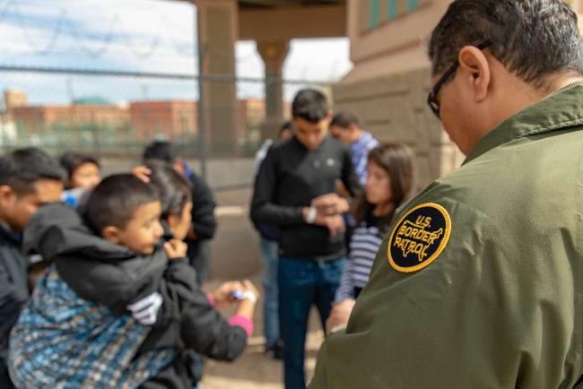 The U.S. border patrol apprehends migrants in El Paso, Texas in 2019 (Defense Visual Information Distribution Service, Mani Albrecht)