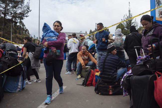 Hundreds of Venezuelans waiting at the Ecuadorian border in 2018. (UNICEF Ecuador)