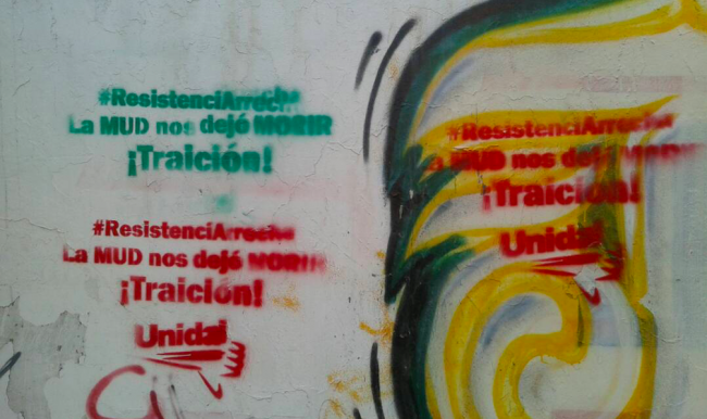 Un grafiti en Caracas expresa el descontento con la decisión de la MUD de participar en las elecciones regionales del 2017. (Jamez42 / CC BY-SA 4.0)