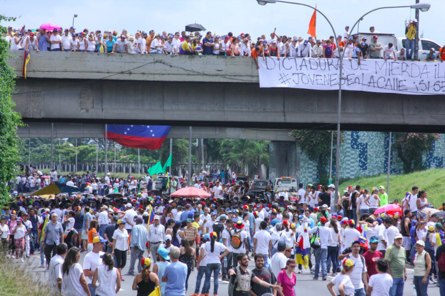 Una marcha opositora, el 26 de octubre 2016, durante una ola de protestas contra el gobierno venezolano. (Hugo Londoño / CC BY-NC-SA 2.0)