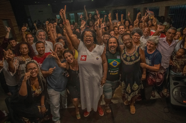 Vilma Reis (center, arm raised) with supporters during a debate in Salvador, Bahia, January 28, 2020. (MÍDIA NINJA / CC-BY-NC)