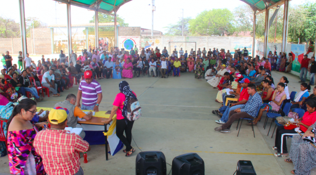 A water forum meeting in La Guajira, Venezuela. Technical water forums, together with other organizations such as urban land committees, provided a model of participatory democracy that gave way to communal councils. (MPPAAguas / CC BY-SA 4.0)