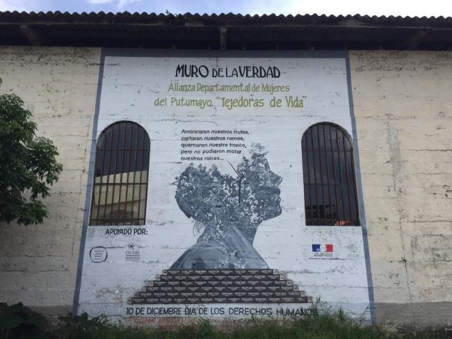 Pintado en la parte atrás de una iglesia en Villagarzón, este mural conmemora a las mujeres de la región que fueron asesinadas durante el conflicto armado. (foto de Julia Zulver)