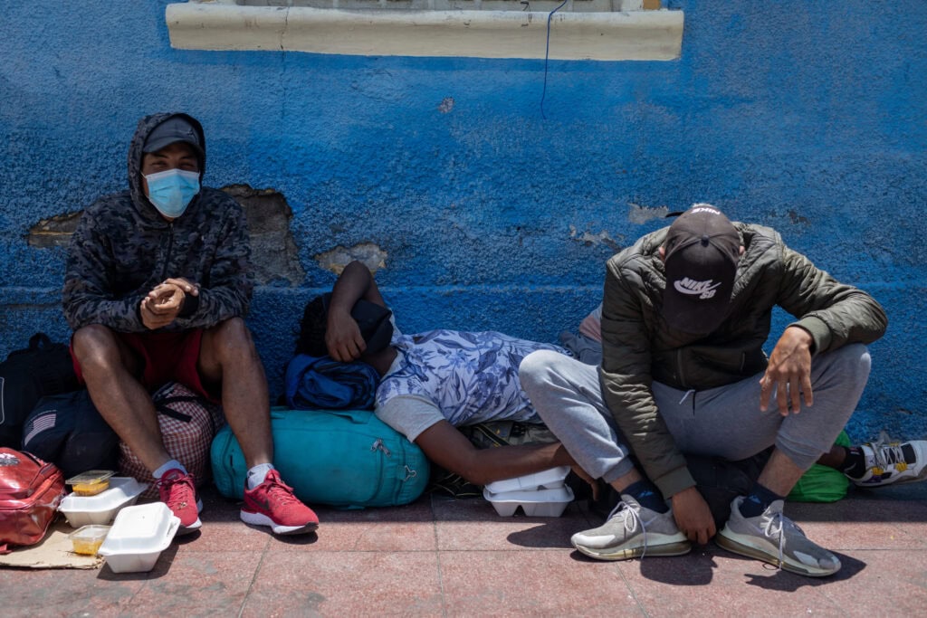 Un grupo de migrantes acampa frente a una iglesia para comer y dormir en Iquique, en el norte de Chile, el 16 de diciembre de 2021. (Sofía Yanjarí)